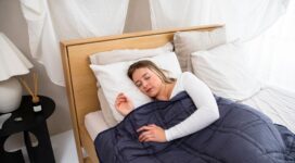 Een ontspannen slaapkamer met slaaphulpmiddelen voor een betere nachtrust en comfort.